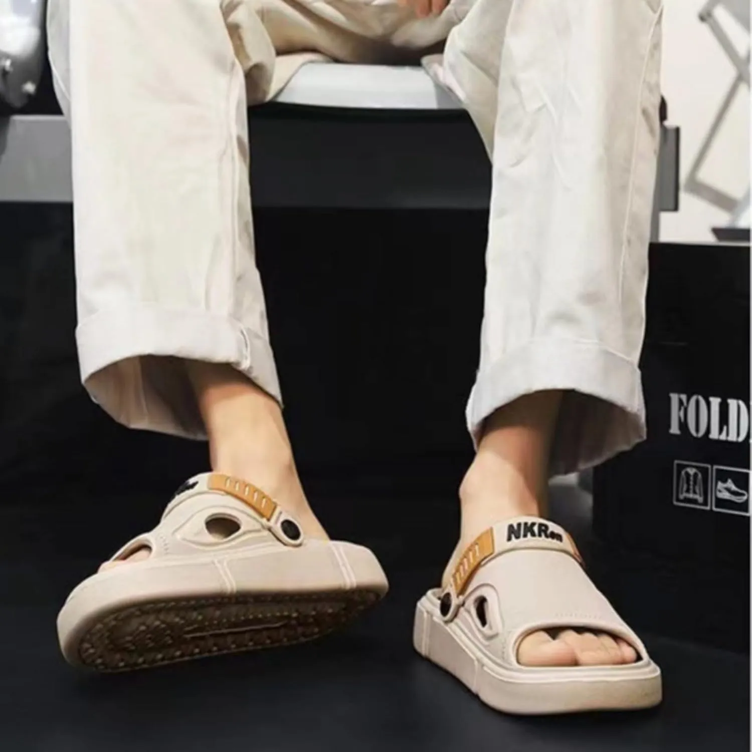 Men's Buckle Closure Soft Thick Slippers Outdoor Beach Home Wear Summer Shoes Comfortable Breathable Slip Resistant Sandals with Korean Style for Men Fashion Casual