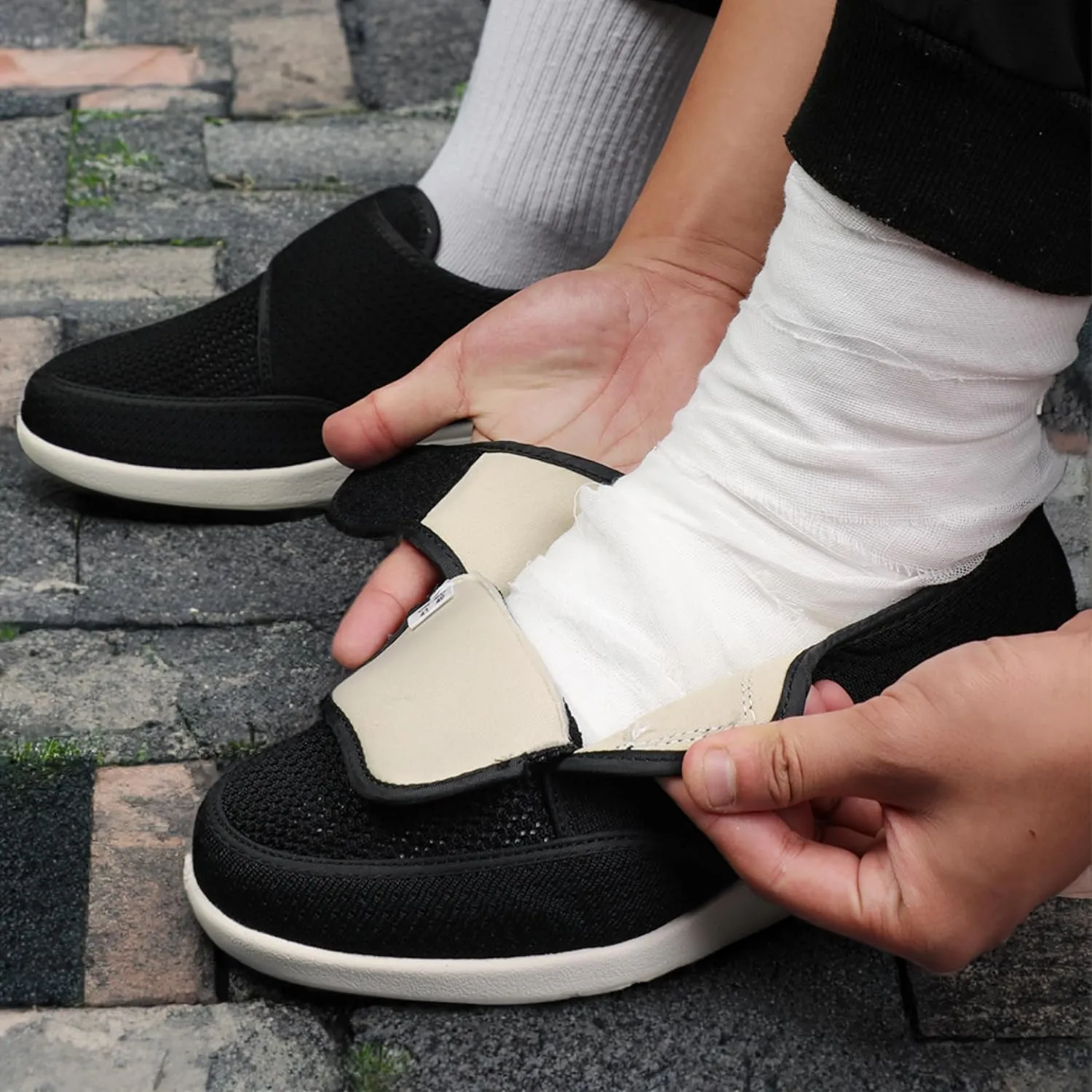 youyun Diabetic Shoes for Men Wide Width Elderly Men's Diabetic Shoes Adjustable Closure Breathable Lightweight Non Slip Air Cushion Sneakers for Swollen Feet Edema